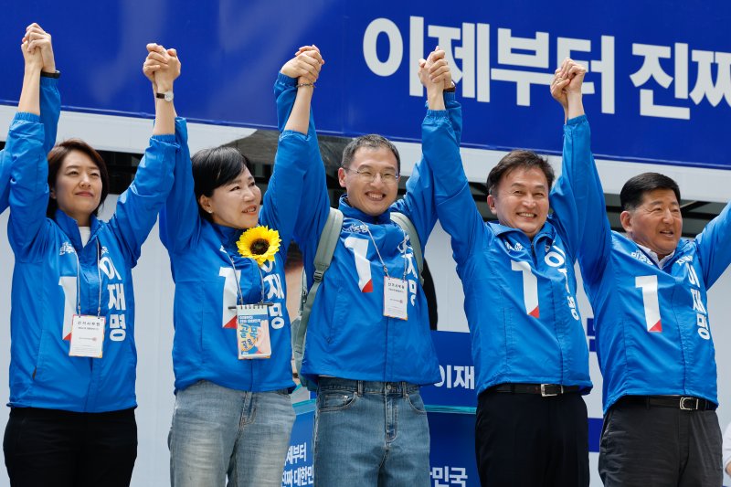 더불어민주당에 입당한 김상욱 의원(가운데)이 19일 오후 서울 용산역 광장에서 열린 이재명 대통령 후보 집중유세에 참석해 지지를 호소하고 있다. 2025.5.19/뉴스1 ⓒ News1 안은나 기자