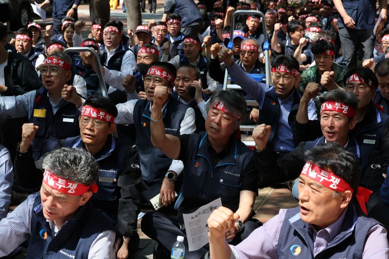 서울시버스노동조합원들이 14일 오전 서울 중구 서울시청 서소문별관 앞에서 열린 서울시 규탄 결의대회에서 구호를 외치고 있다. 2025.5.14/뉴스1 ⓒ News1 이동해 기자