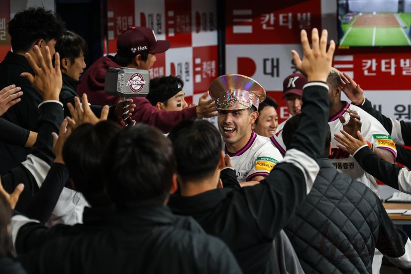 [서울=뉴시스] 프로야구 키움 히어로즈 루벤 카디네스가 지난 3월29일 고척스카이돔에서 열린 2025 신한 쏠뱅크 KBO리그 SSG 랜더스와의 경기에서 홈런를 치고 세리머니를 펼치고 있다. (사진=키움 히어로즈 제공) 2025.03.28. *재판매 및 DB 금지