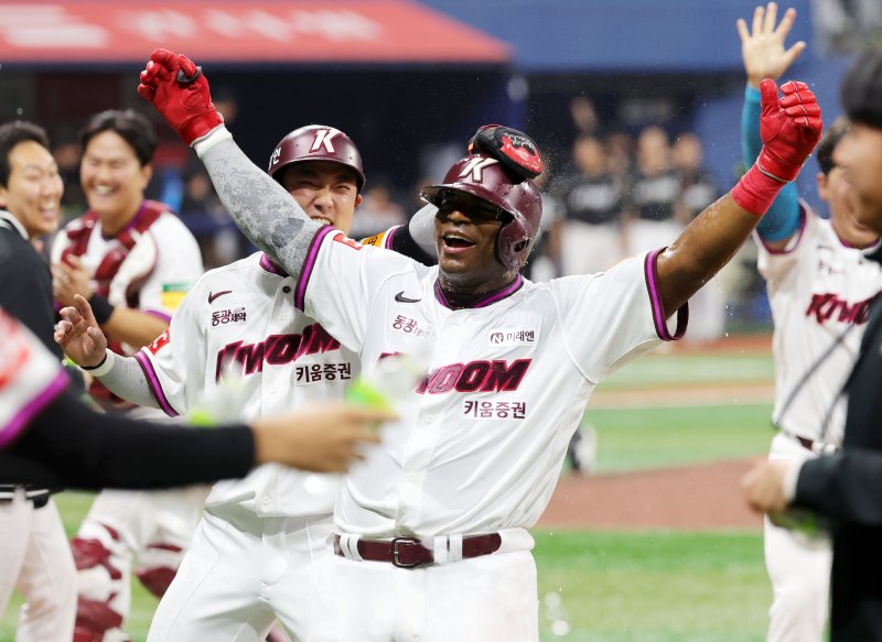 [서울=뉴시스] 홍효식 기자 = 지난달 18일 서울 구로구 고척스카이돔에서 열린 2025 KBO리그 kt 위즈와 키움 히어로즈의 경기, 9회말 2사 2루 키움 푸이그가 끝내기 안타를 친 뒤 4-3으로 승리하며 동료들과 기뻐하고 있다. 2025.04.18. yesphoto@newsis.com