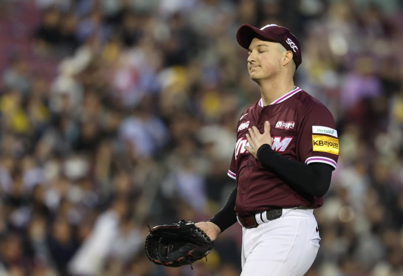 [서울=뉴시스] 조수정 기자 = 지난 14일 서울 송파구 잠실야구장에서 열린 2025 KBO리그 LG 트윈스와 키움 히어로즈 경기, 키움 선발 케니 로젠버그가 3회말 연실점 한 뒤 마운드에서 숨을 고르고 있다. 2025.05.14. chocrystal@newsis.com