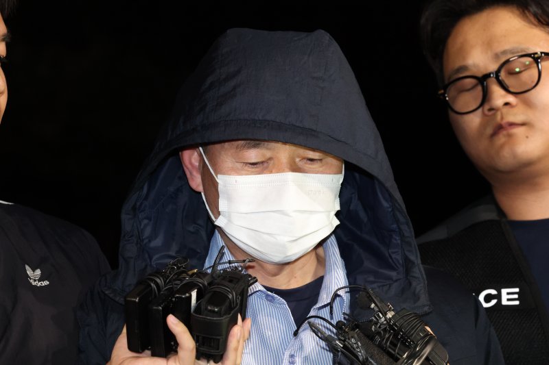 '시흥 흉기 공격' 용의자 차철남이 19일 오후 경기 시흥시 장곡동 시흥경찰서로 압송되며 취재진의 질문에 답하고 있다. 이날 경기 시흥시 정왕동 일대에서 흉기 피습 사건 4건이 잇따라 발생해 2명이 사망한 것으로 확인됐다. 2025.5.19/뉴스1 ⓒ News1 김영운 기자