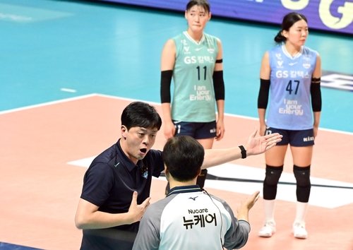 포히트 비디오판독 관련해 항의하는 이영택 GS칼텍스 감독 (출처=연합뉴스)