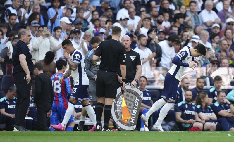 [런던=AP/뉴시스] 토트넘 홋스퍼의 손흥민(오른쪽)이 지난 11일(현지 시간) 영국 런던의 토트넘 홋스퍼 스타디움에서 열린 2024-25 프리미어리그 36라운드 크리스털 팰리스와 경기 후반 13분 교체 투입되고 있다. 손흥민은 8경기 만에 복귀했으며 토트넘은 0-2로 완패했다. 2025.05.12.