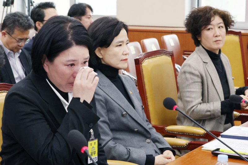 [서울=뉴시스] 조성우 기자 = 지난 4월 18일 서울 여의도 국회에서 고 오요안나 MBC 기상캐스터 사망 사건 관련 현안질의 등을 위해 열린 과학기술정보방송통신위원회 전체회의에서 고 오요안나 어머니 장연미(왼쪽) 씨가 눈물을 훔치고 있다. 오른쪽은 박미나 MBC 경영본부장. 2025.04.18. xconfind@newsis.com