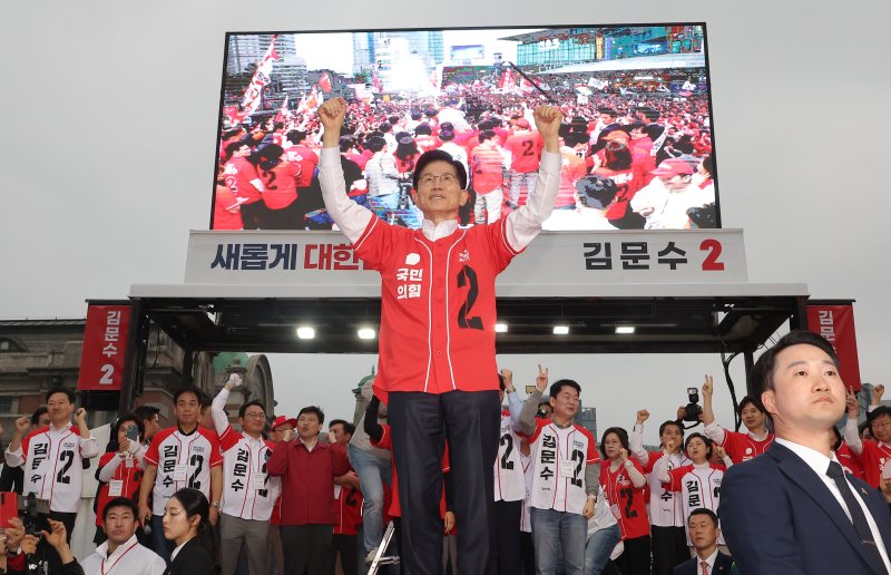 [서울=뉴시스] 고승민 기자 = 김문수 국민의힘 대선 후보가 19일 저녁 서울역 광장에서 유세를 하고 있다. (공동취재) 2025.05.19. photo@newsis.com