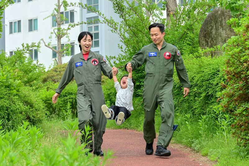 알래스카 해외 연합훈련 참가 첫 공군 부부 조종사 탄생~!