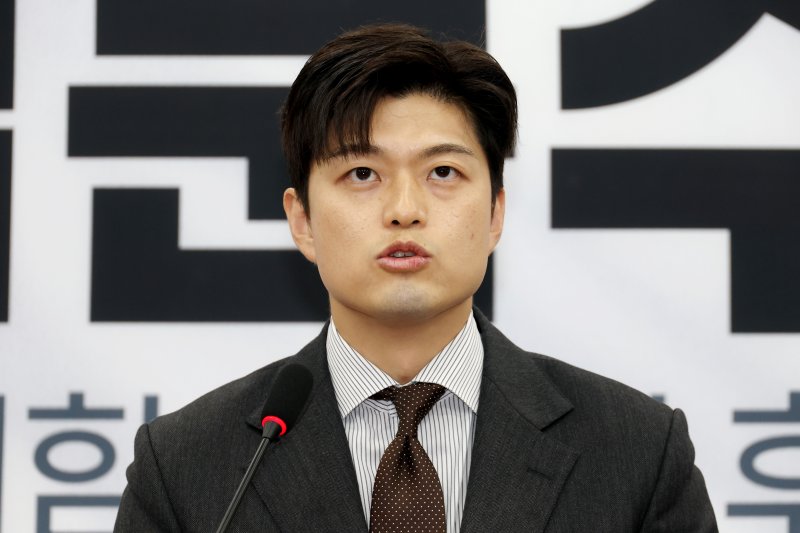 김용태 국민의힘 비상대책위원장이 20일 오전 서울 여의도 국회에서 기자회견을 열고 대통령 후보 배우자 TV토론을 제안하고 있다. 2025.5.20/뉴스1 ⓒ News1 이광호 기자