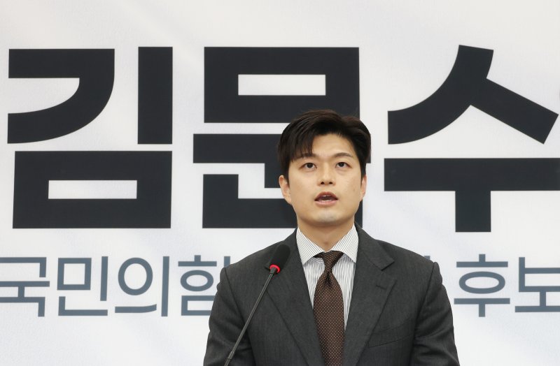 김용태 "개헌연대 논의"…전병헌 "해체수순 쇄신해 총통령 막자"