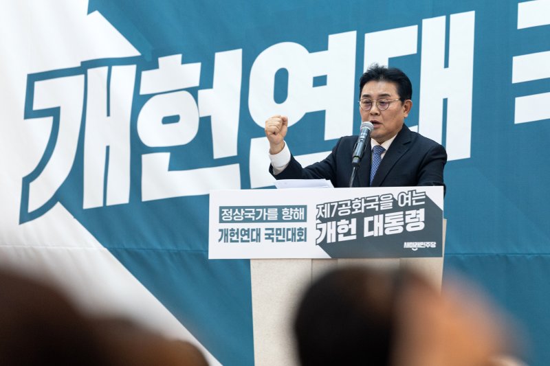 김용태 "개헌연대 논의"…전병헌 "해체수순 쇄신해 총통령 막자"