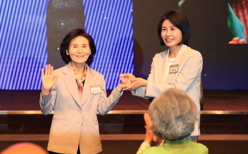 이재명 더불어민주당 대선 라이브 바카라사이트의 부인 김혜경 라이브 바카라사이트와 김문수 국민의힘 대선라이브 바카라사이트의 부인 설난영(왼쪽) 라이브 바카라사이트가 지난 12일 서울 중구 신라호텔에서 열린 중앙신도회 창립 70주년 기념식에서 손을 맞잡고 있다. 조계종 제공. /사진=뉴시스