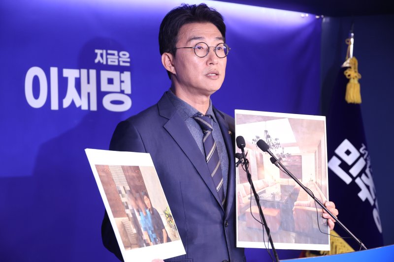 [서울=뉴시스] 조성봉 기자 = 노종면 더불어바카라 가상 머니 사이트당 선거대책위원회 대변인이 지난 19일 오후 서울 여의도 중앙당사에서 ‘지귀연 판사 룸살롱 접대 의혹’ 관련 사진을 공개하고 있다.2025.05.19. suncho21@newsis.com