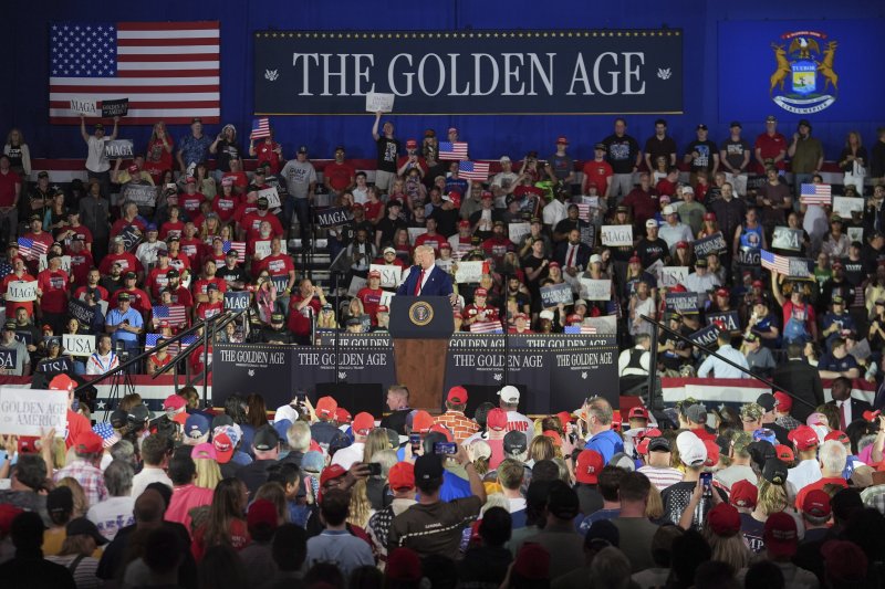 [워런(미시간주)=AP/뉴시스] 도널드 트럼프 미국 대통령이 지난달 29일(현지 시간) 미시간주 워런의 머콤 카운티 커뮤니티 컬리지 스포츠 엑스포 센터에서 열린 취임 100일 기념 집회에서 지지자들의 환호에 포즈를 취하고 있다. 2025.05.20.