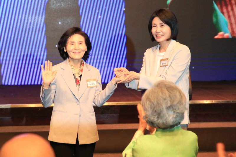 온라인 바카라사이트 더불어민주당 대통령 후보의 부인 김혜경 여사(오른쪽)와 김문수 온라인 바카라사이트의힘 대통령 후보의 부인 설난영 여사가 지난 12일 서울 중구 신라호텔에서 열린 중앙신도회 창립 70주년 기념식에 참석해 손을 잡고 있다. 조계종 제공