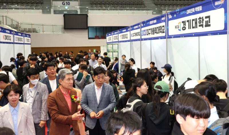 [포항=뉴시스] 송종욱 기자 = 경북 포항시가 '2026학년도 대학진학박람회'를 다음 달 7일 포항체육관에서 개최한다. 사진은 지난해 5월 열린 '2025학년도 대학진학박람회'에 이강덕 시장이 대학의 홍보 부스를 둘러보는 모습. (사진=포항시 제공) 2025.05.20. photo@newsis.com