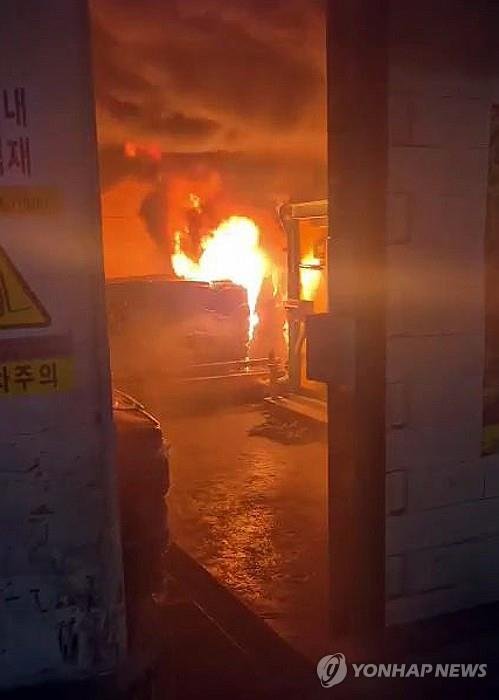 최초 발화 장소로 추정되는 금호타이어 공장 내부 (출처=연합뉴스)