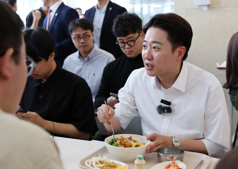 "나는 젊어" 팔소매 접은 이준석의 '흰셔츠' 속에도 뼈가 담겼다[21대 대선 리포트 ①]