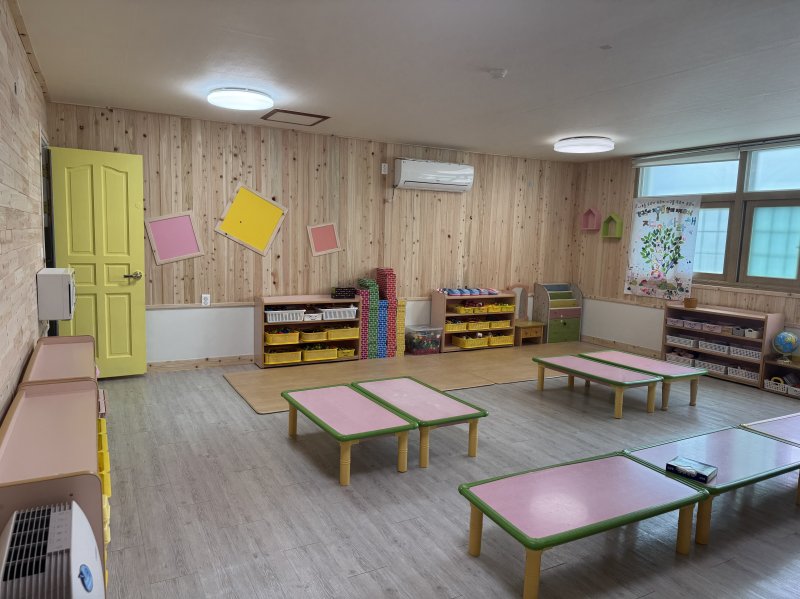 [거창=뉴시스] 거창군 신나는강남어린이집 목조화사업 (사진=거창군 제공) 2025. 05. 20. photo@newsis.com *재판매 및 DB 금지