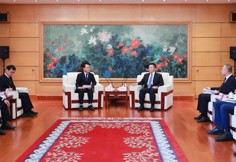 육동한 춘천시장(왼쪽), 다롄시장 면담 (출처=연합뉴스)