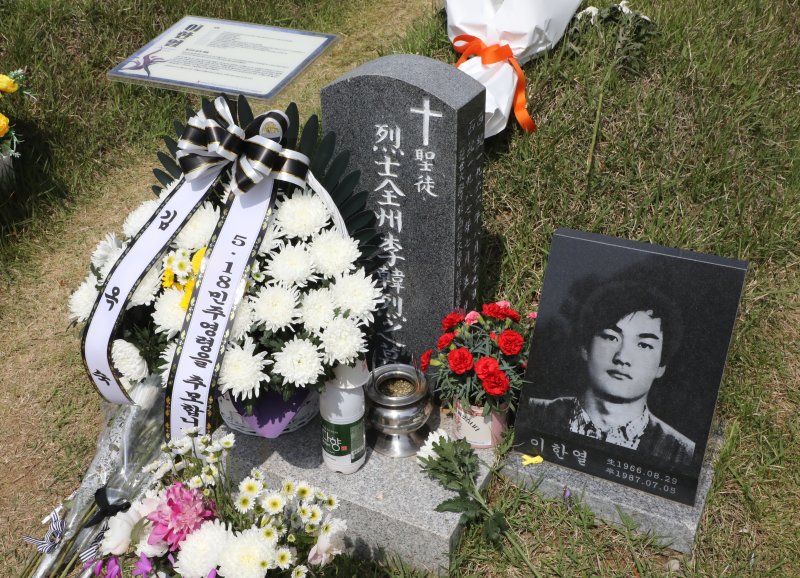 노태우 전 대통령의 아내 김옥숙씨가 19일 광주 북구 망월동 민족민주열사묘역(구묘역) 이한열 열사 묘소에 놓은 꽃. 2025.5.19/뉴스1 ⓒ News1 이수민 기자