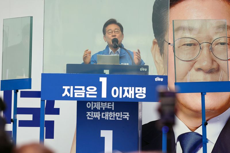 더불어민주당 이재명 대선 후보가 20일 경기 의정부 로데오거리에서 열린 유세에서 시민들에게 지지를 호소하고 있다. 사진=서동일 기자