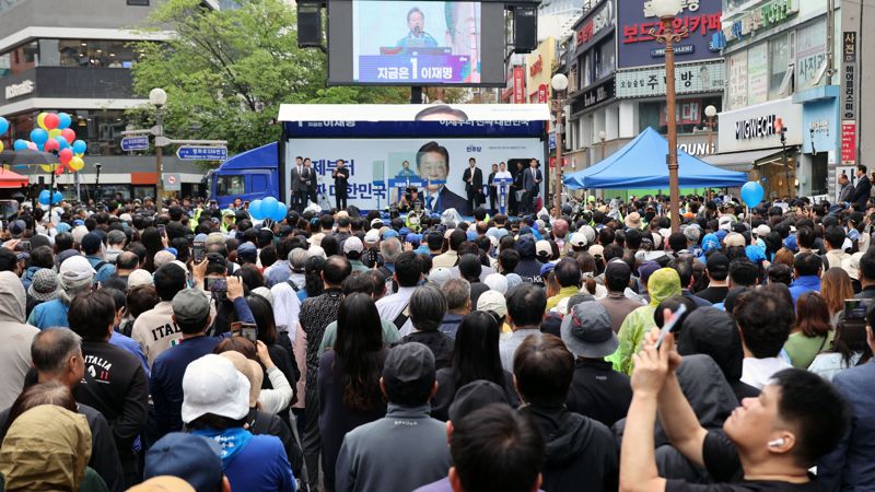 더불어민주당 이재명 대선 후보가 20일 경기 의정부 로데오거리에서 열린 유세에서 시민들에게 지지를 호소하고 있다. 사진=서동일 기자