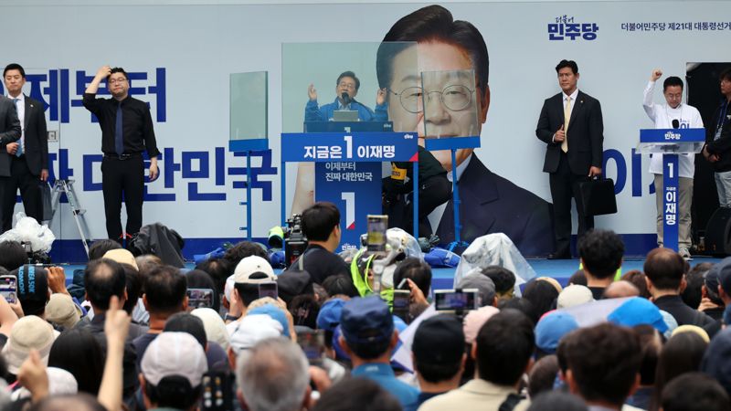 더불어민주당 이재명 대선 후보가 20일 경기 의정부 로데오거리에서 열린 유세에서 시민들에게 지지를 호소하고 있다. 사진=서동일 기자