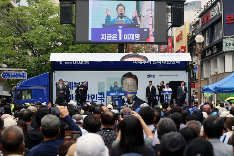 더불어민주당 이재명 대선 후보가 20일 경기 의정부 로데오거리에서 열린 유세에서 시민들에게 지지를 호소하고 있다. 사진=서동일 기자