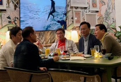 19일 1xbet korea 전 대구시장의 선거대책위 합류를 설득하기 위해 미국 1xbet korea에 도착한 국민의힘 특사단이 빅아일랜드 모처에서 홍 전 시장과 회동하고 있다. /사진=김대식 의원 제공