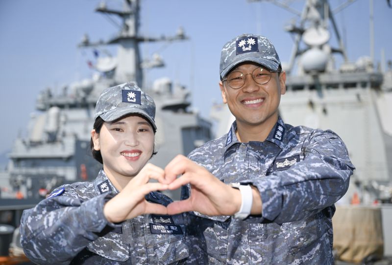 해군 "갑판서 당직 서다 만나 결혼" 이지스함서 해양 수호…커플 공개