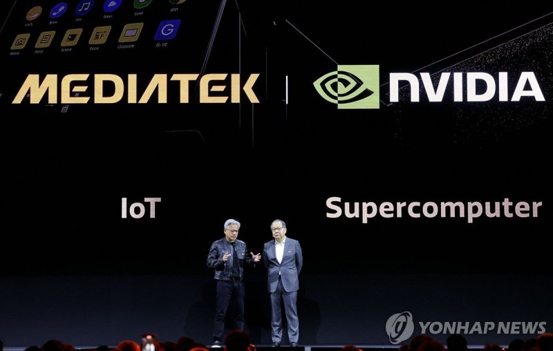 젠슨 황 엔비디아 CEO(왼쪽)와 차이리싱 미디어텍 CEO.연합뉴스