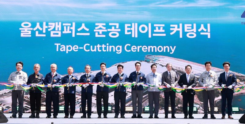 HD현대건설기계 '스마트팩토리' 준공… 권오갑 "세계 최고 생산 거점"