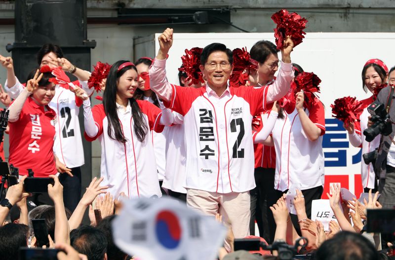 김문수 국민의힘 대선 후보가 20일 서울 서초구 고속터미널역 광장에서 집중유세를 하고 있다. 사진=박범준 기자