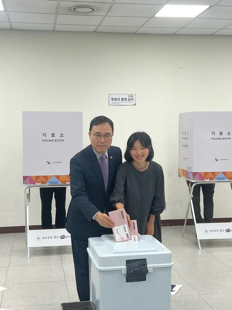 최영삼 대사 부부가 20일 베트남 하노이 소재 주베트남 한국대사관 영사동에 마련된 재외국민 투표소에서 투표를 하고 있다. 사진=김준석 기자