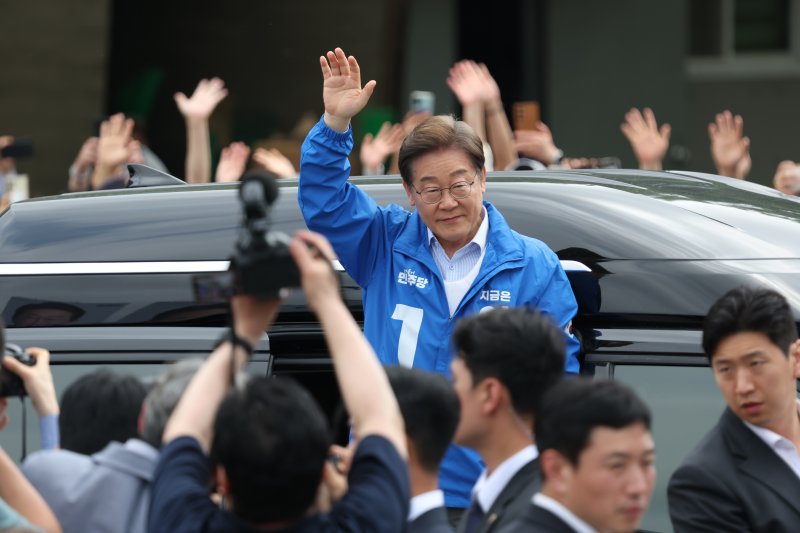 [고양=뉴시스] 조성우 기자 = 이재명 더불어민주당 대선후보가 20일 경기 고양시 일산동구 일산문화광장 앞에서 집중유세를 하기 위해 차에서 내리며 지지자들에게 인사하고 있다. 2025.05.20. xconfind@newsis.com