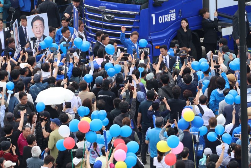 [고양=뉴시스] 조성우 기자 = 이재명 더불어민주당 대선후보가 20일 경기 고양시 일산동구 일산문화광장 앞에서 열린 집중유세에서 단상에 오르며 지지자들에게 인사하고 있다. (공동취재) 2025.05.20. photo@newsis.com