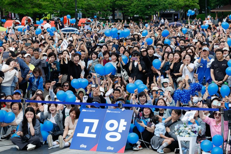 [고양=뉴시스] 조성우 기자 = 이재명 더불어민주당 대선후보가 20일 경기 고양시 일산동구 일산문화광장 앞에서 열린 집중유세에 나선 가운데 이 후보 연설을 지켜보고 환호하고 있다. (공동취재) 2025.05.20. photo@newsis.com