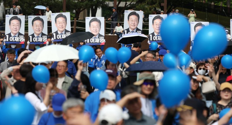 [고양=뉴시스] 조성우 기자 = 이재명 더불어민주당 대선후보가 20일 경기 고양시 일산동구 일산문화광장 앞에서 열린 집중유세에 나선 가운데 시민들이 파란 풍선을 흔들며 환호하고 있다. 2025.05.20. xconfind@newsis.com