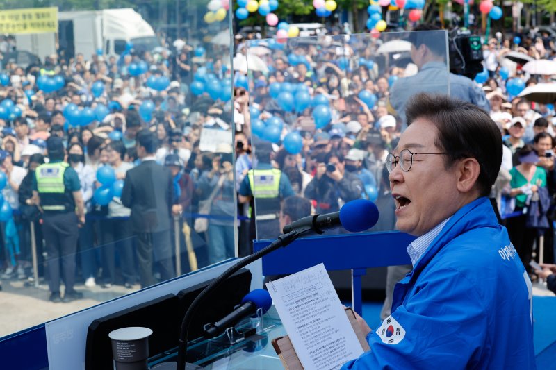 [고양=뉴시스] 조성우 기자 = 이재명 더불어민주당 대선후보가 20일 경기 고양시 일산동구 일산문화광장 앞에서 열린 집중유세에서 연설을 하고 있다. (공동취재) 2025.05.20. photo@newsis.com