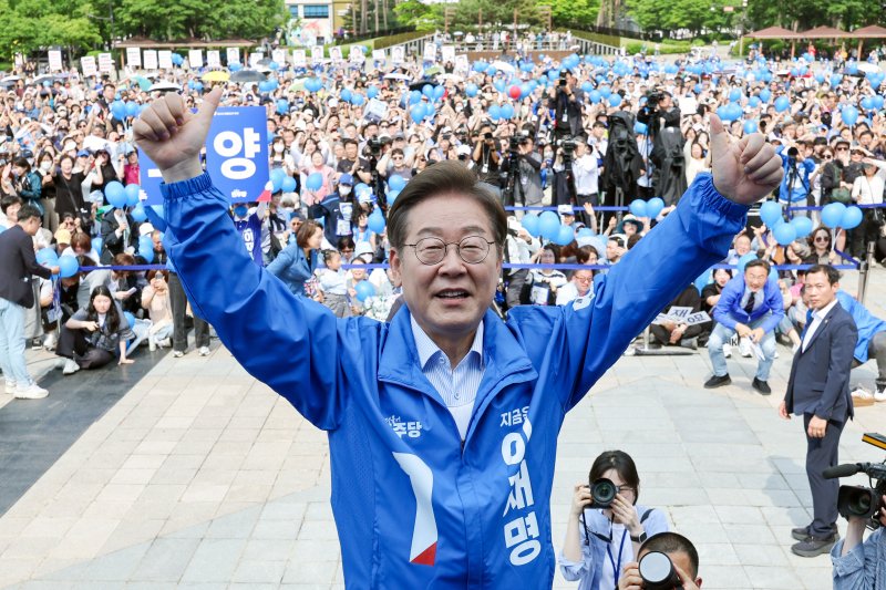 [고양=뉴시스] 조성우 기자 = 이재명 더불어민주당 대선후보가 20일 경기 고양시 일산동구 일산문화광장 앞에서 열린 집중유세에서 연설을 마친 뒤 두 손을 들어 보이고 있다. (공동취재) 2025.05.20. photo@newsis.com