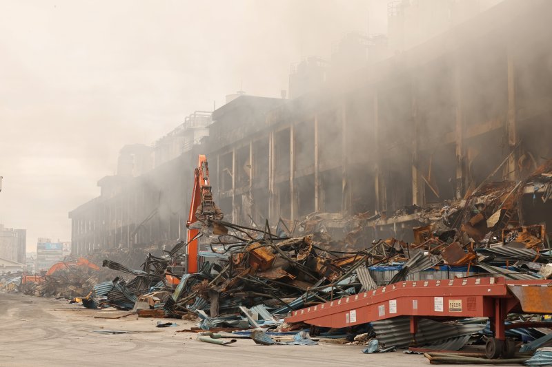 금호타이어 광주공장 화재 사흘째인 19일 오전 광주 광산구 소촌동 금호타이어 광주공장 현장에서 당국이 중장비를 동원해 잔재물을 치우는 작업을 하고 있다. 이후 당국은 무인방수파괴차를 투입시켜 도깨비불 진화에 나선다. 2025.5.19/뉴스1 ⓒ News1 이승현 기자