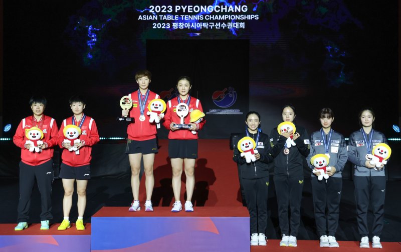 10일 오후 강원도 평창군 평창돔체육관에서 열린 '2023 평창아시아탁구선수권대회-버터플라이' 여자복식 경기에서 입상한 선수들이 기념촬영을 하고 있다. 왼쪽부터 왕이디·쑨잉샤·왕만위·첸멍(중국), 전지희·신유빈(한국), 나가사키 미유·키하라 미유(일본). 2023.9.10/뉴스1 ⓒ News1 민경석 기자