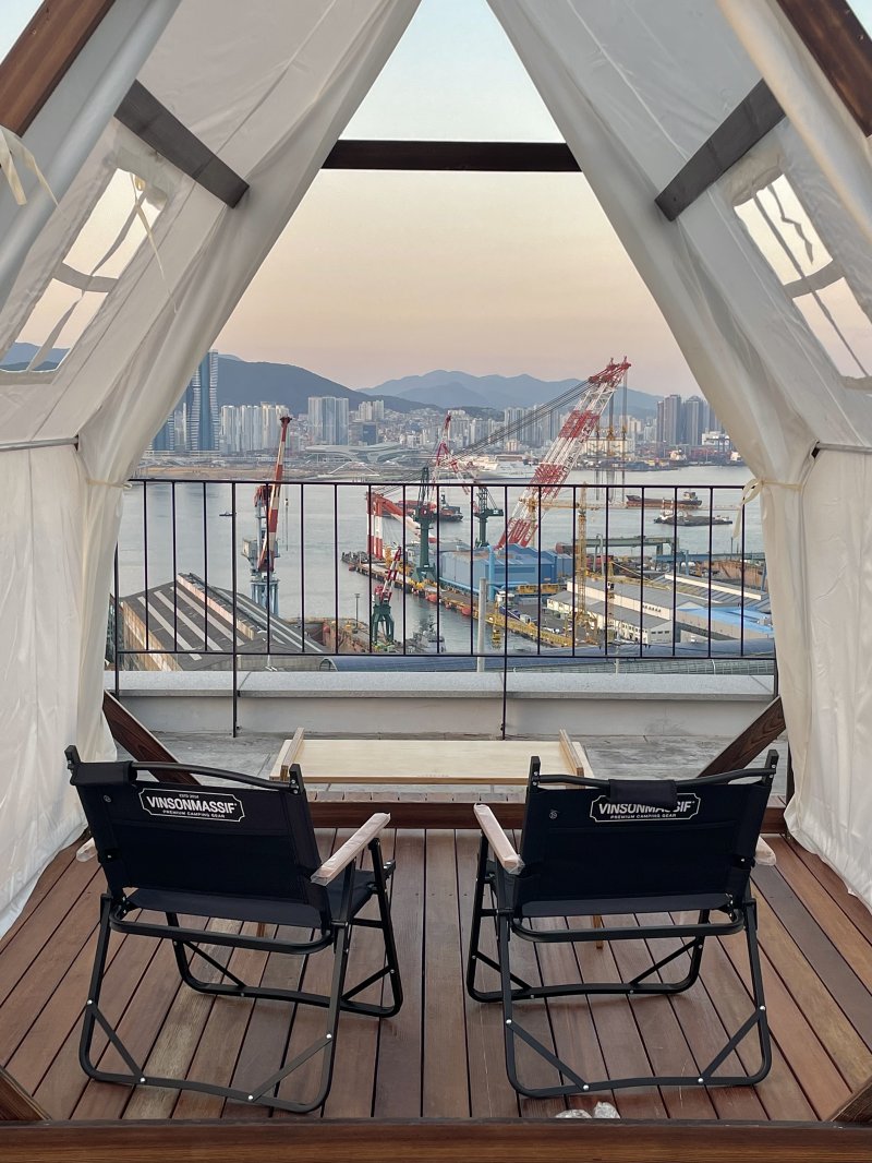 [부산=뉴시스] 하버하우스 3호점 옥상에 있는 루프탑 바베큐장. (사진=봉산마을마을관리사회적협동조합 제공) 2025.05.20. photo@newsis.com *재판매 및 DB 금지