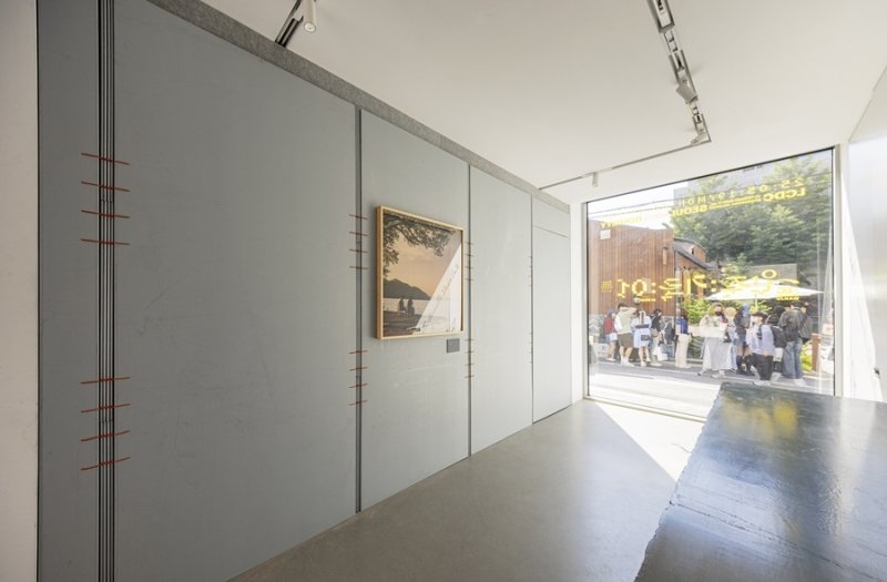 박정민이 LCDC SEOUL와 함께 북토크쇼와 전시회를 선보인다. 김금희의 신작 '첫여름, 완주' 전시 전경. (SJ그룹 제공)