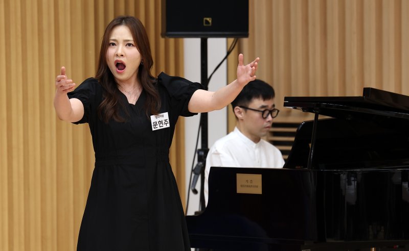 "오페라 공연하러 손주 돌보다 입국".. 시민과 함께하는 도심 속 야외 오페라 '마술피리'