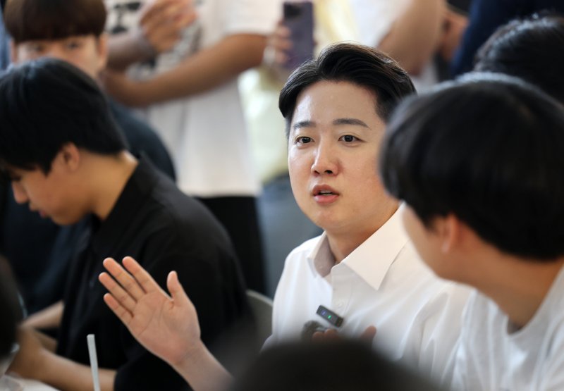 '민주 심장부'서 표심 훑는 이준석 "광주를 자율주행 특구로 지정할것"[6·3 대선 D-13]