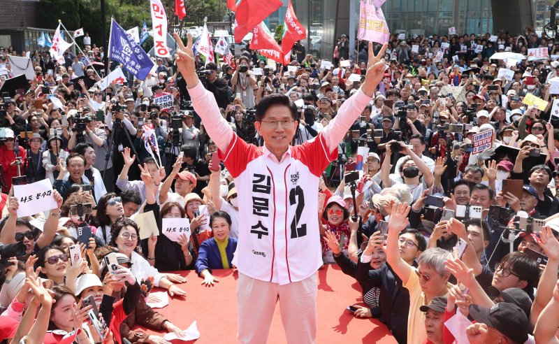 反이재명 표심 결집에 사활… 金, 시장·쪽방촌서 '뒤집기'[6·3 대선 D-13]