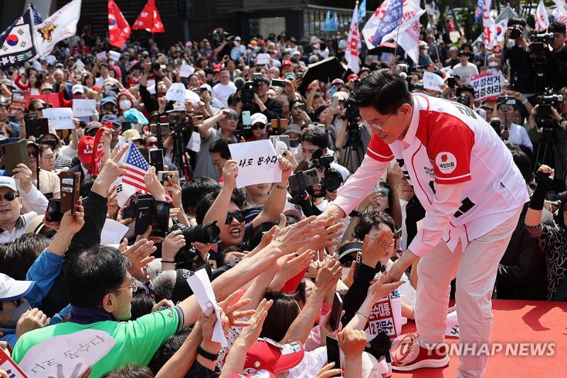 시민들에게 인사하는 김문수 후보 (출처=연합뉴스)