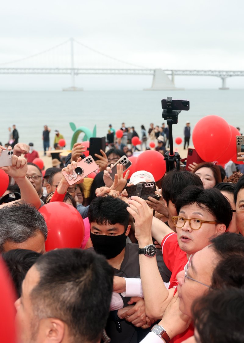 [부산=뉴시스] 하경민 기자 = 한동훈 전 국민의힘 대표가 20일 부산 수영구 광안리해수욕장 일대에서 시민들을 만나 김문수 대통령선거 후보의 지지를 호소하고 있다. 2025.05.20. yulnetphoto@newsis.com