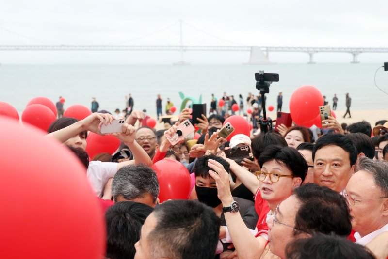 [부산=뉴시스] 하경민 기자 = 한동훈 전 국민의힘 대표가 20일 부산 수영구 광안리해수욕장 일대에서 시민들을 만나 김문수 대통령선거 후보의 지지를 호소하고 있다. 2025.05.20. yulnetphoto@newsis.com